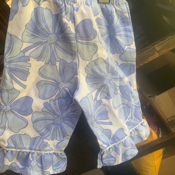Flowered Ruffle capris/pants. - Picture 3 of 5